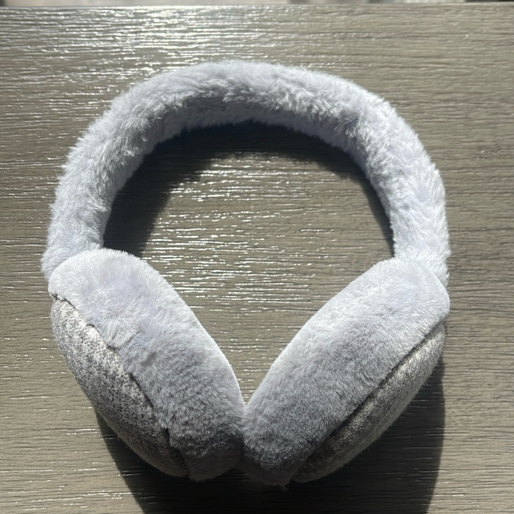 Light grey earmuffs